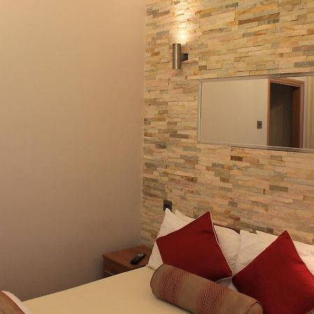 Skylark Guest House Хаунслоу Стая снимка