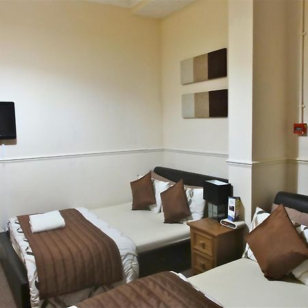 Skylark Guest House Хаунслоу Екстериор снимка