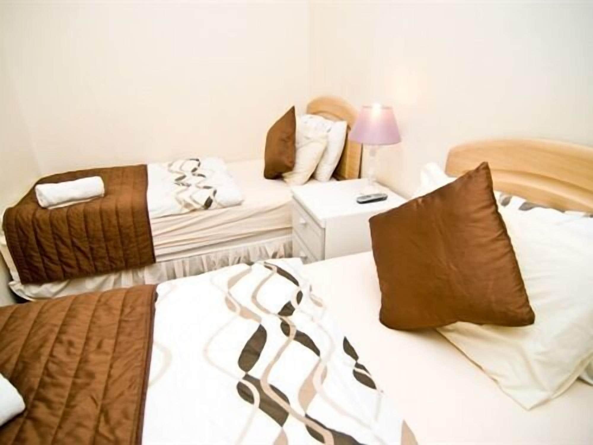 Skylark Guest House Хаунслоу Екстериор снимка