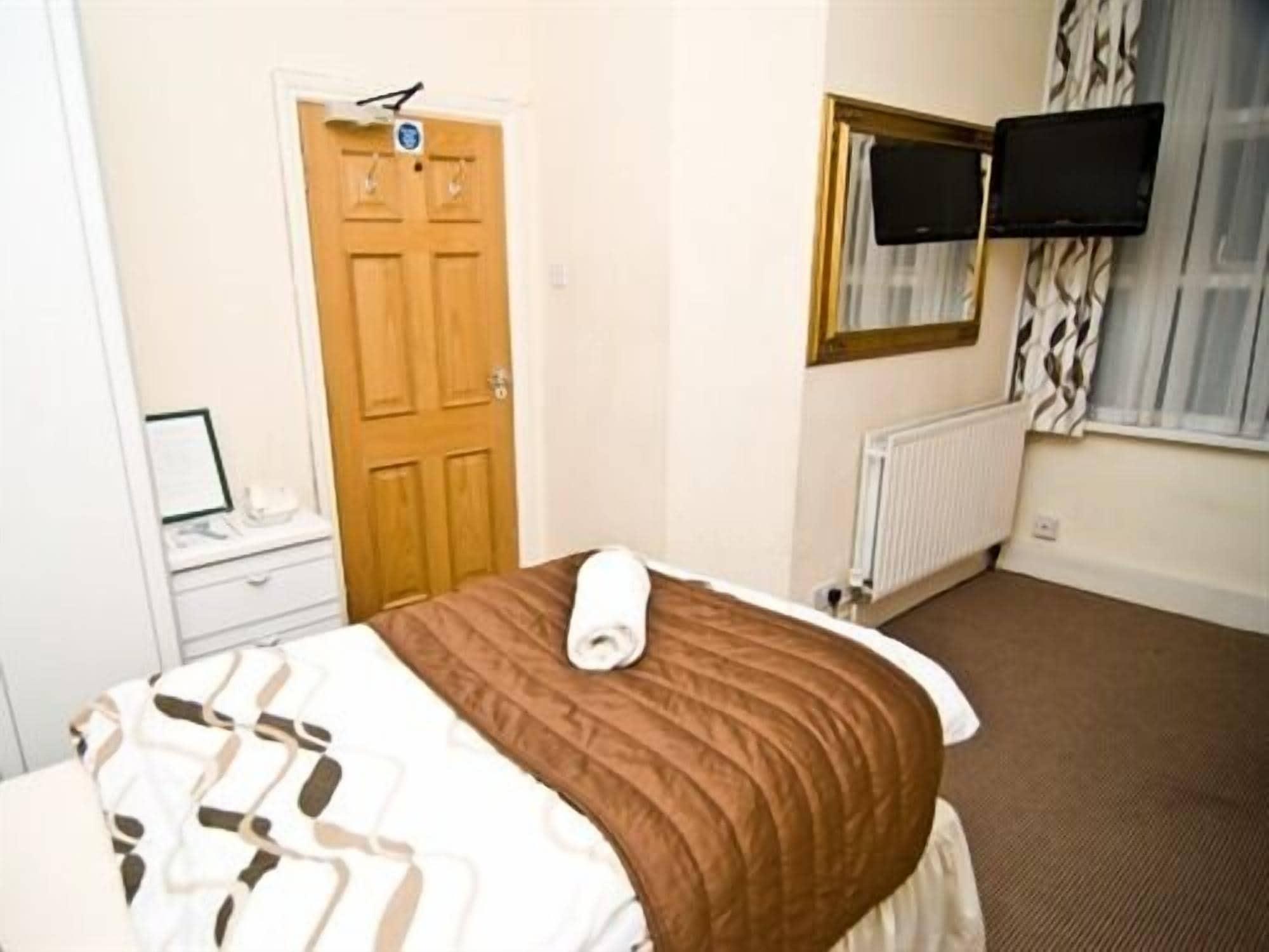 Skylark Guest House Хаунслоу Екстериор снимка