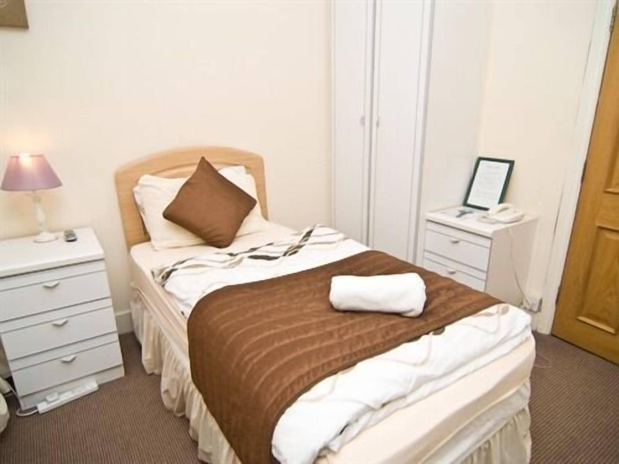 Skylark Guest House Хаунслоу Екстериор снимка