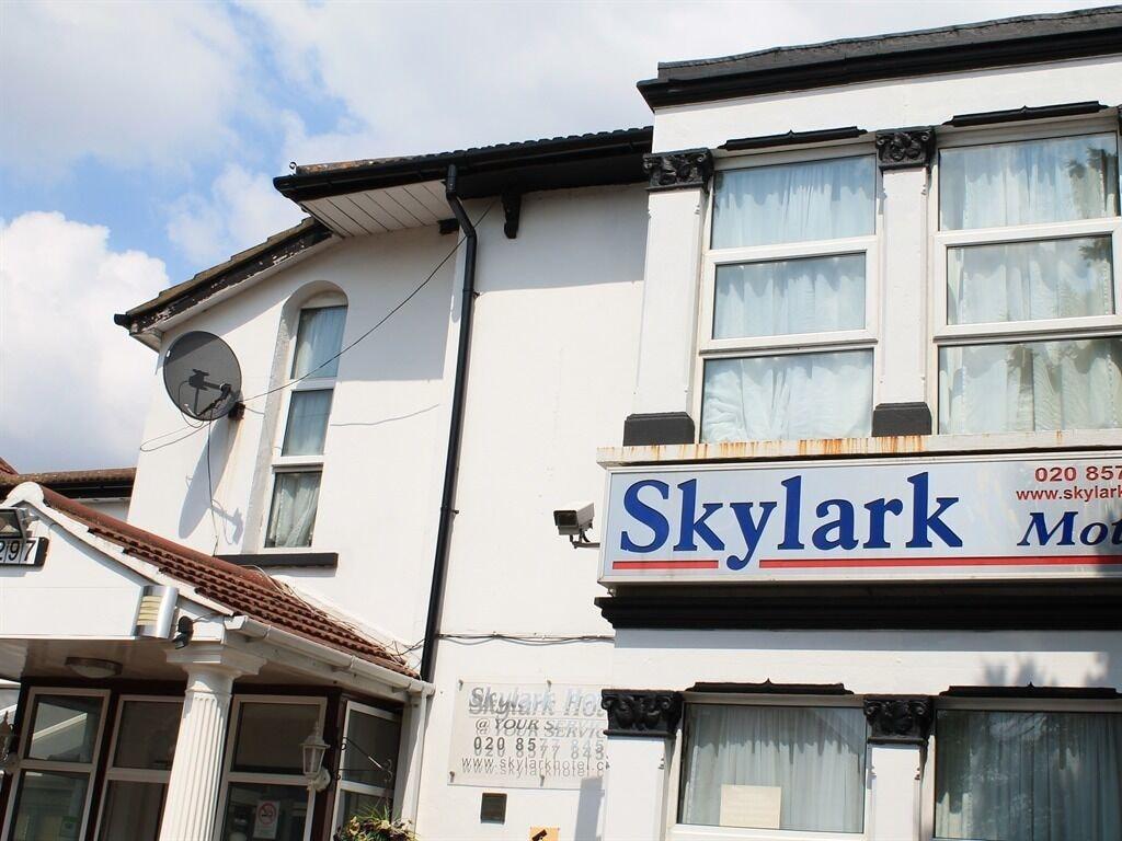 Skylark Guest House Хаунслоу Екстериор снимка