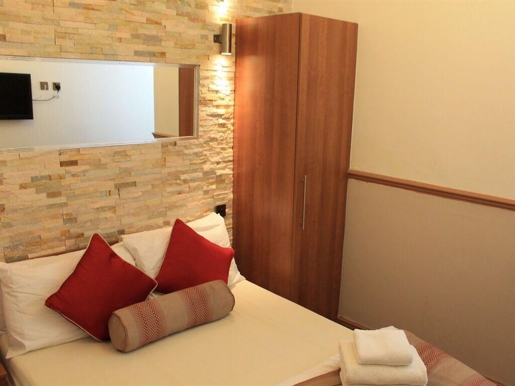Skylark Guest House Хаунслоу Екстериор снимка