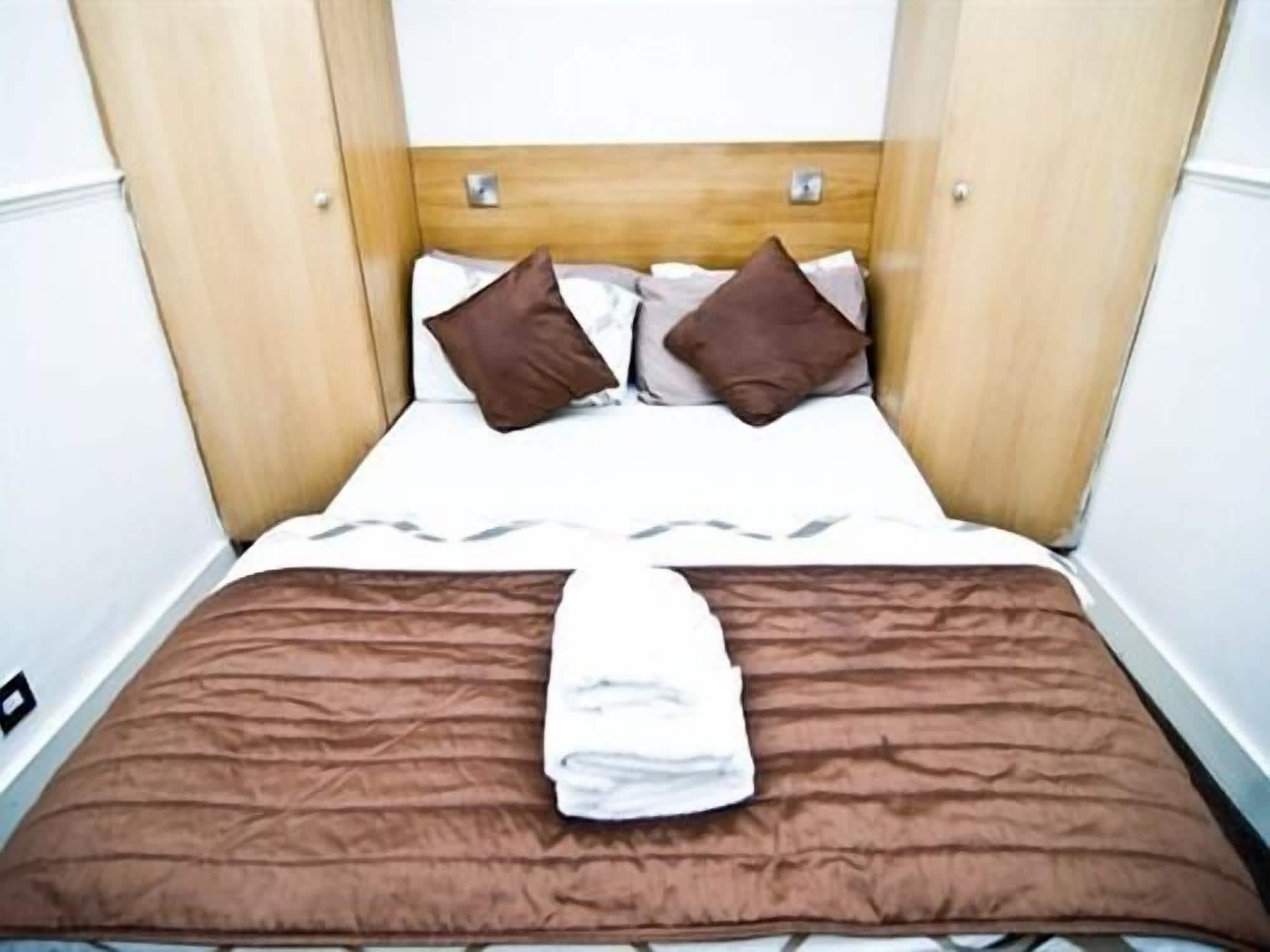 Skylark Guest House Хаунслоу Екстериор снимка