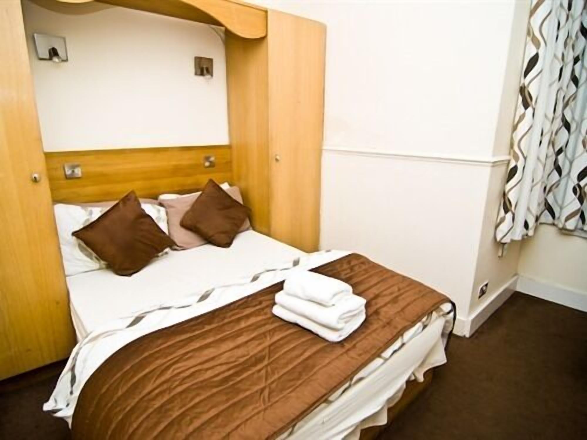 Skylark Guest House Хаунслоу Екстериор снимка