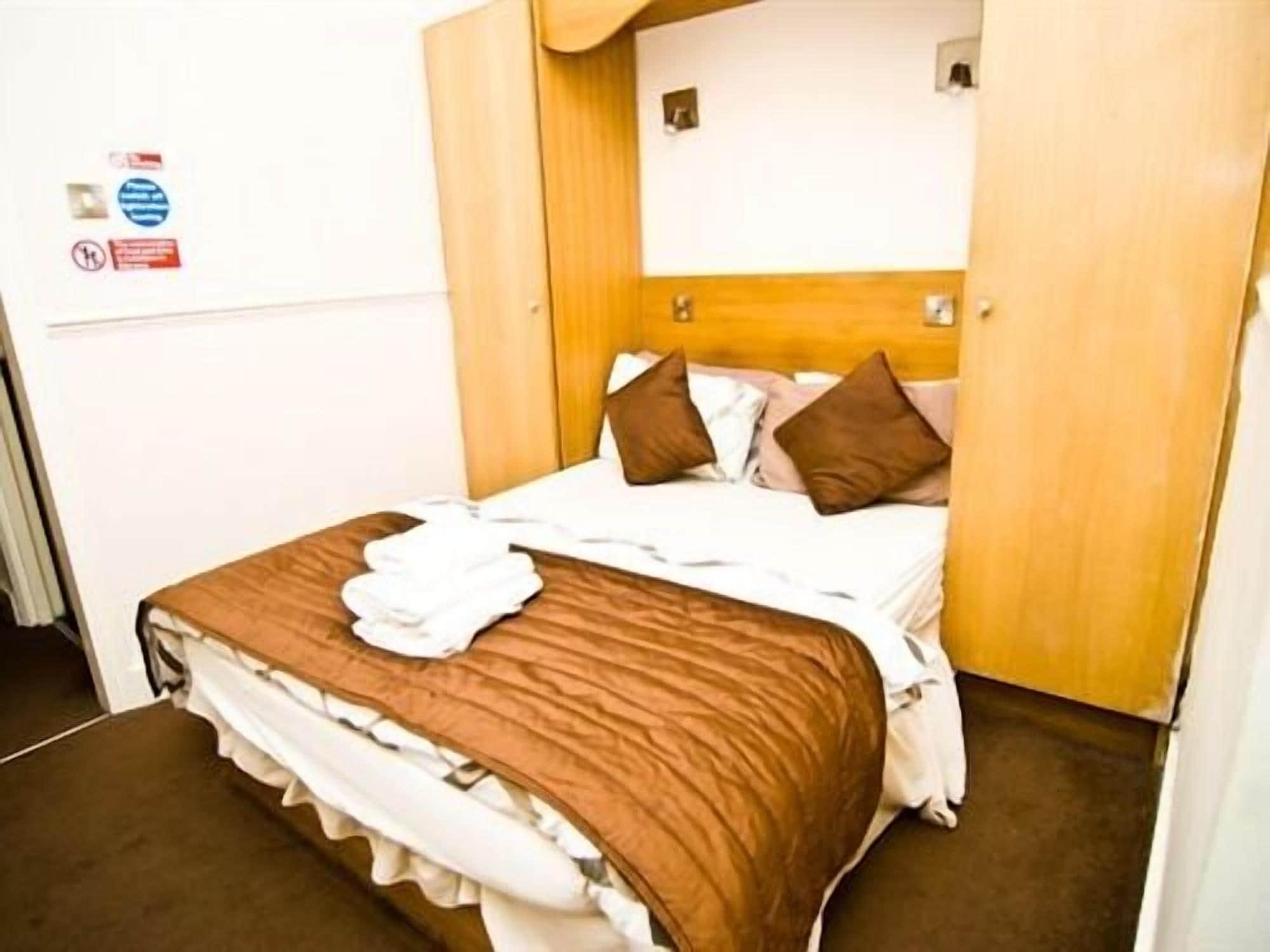 Skylark Guest House Хаунслоу Екстериор снимка