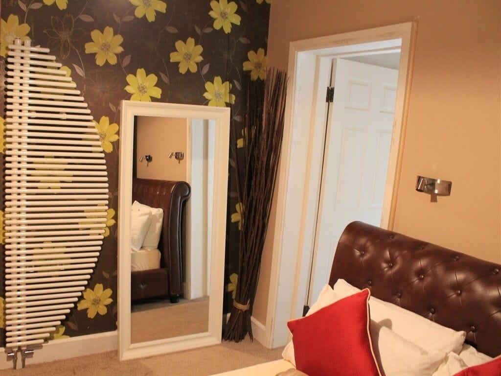 Skylark Guest House Хаунслоу Екстериор снимка