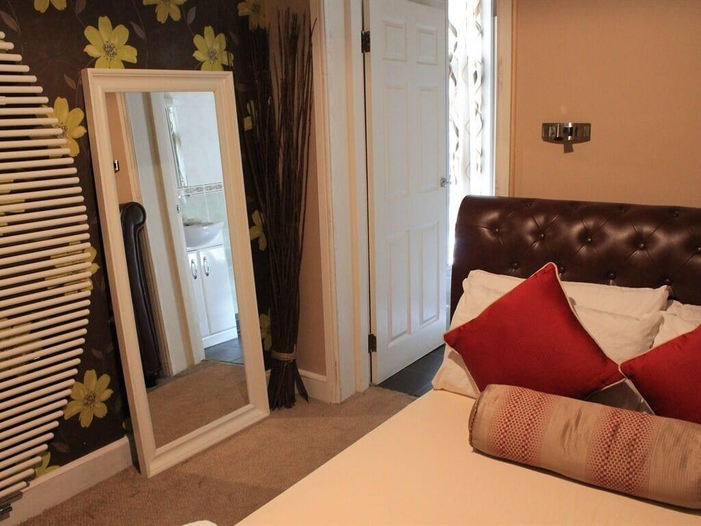 Skylark Guest House Хаунслоу Екстериор снимка