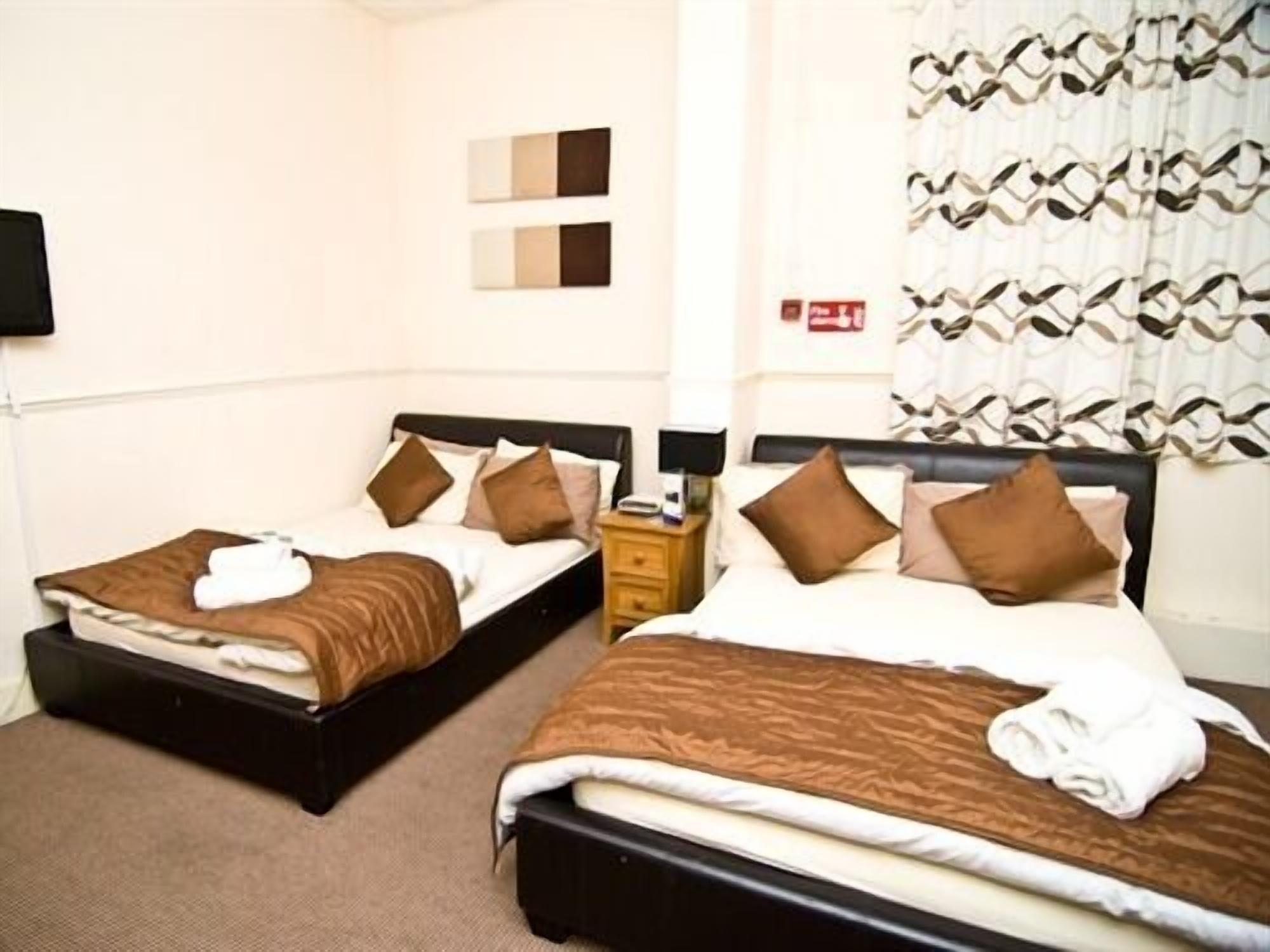 Skylark Guest House Хаунслоу Екстериор снимка