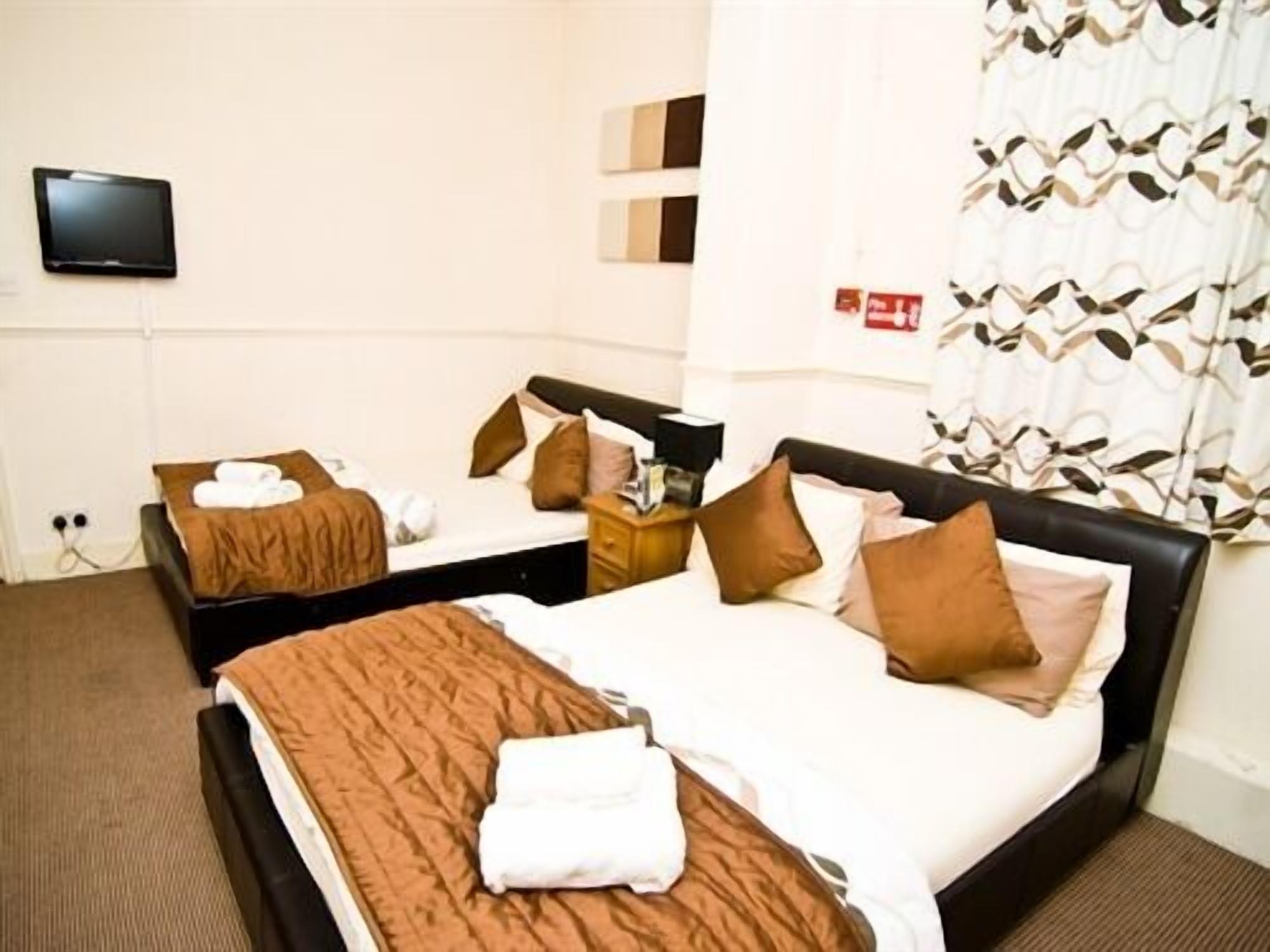 Skylark Guest House Хаунслоу Екстериор снимка