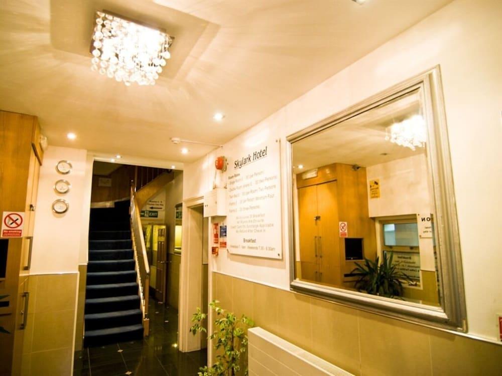Skylark Guest House Хаунслоу Екстериор снимка