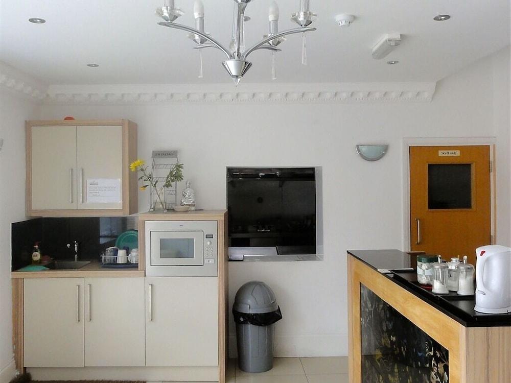 Skylark Guest House Хаунслоу Екстериор снимка