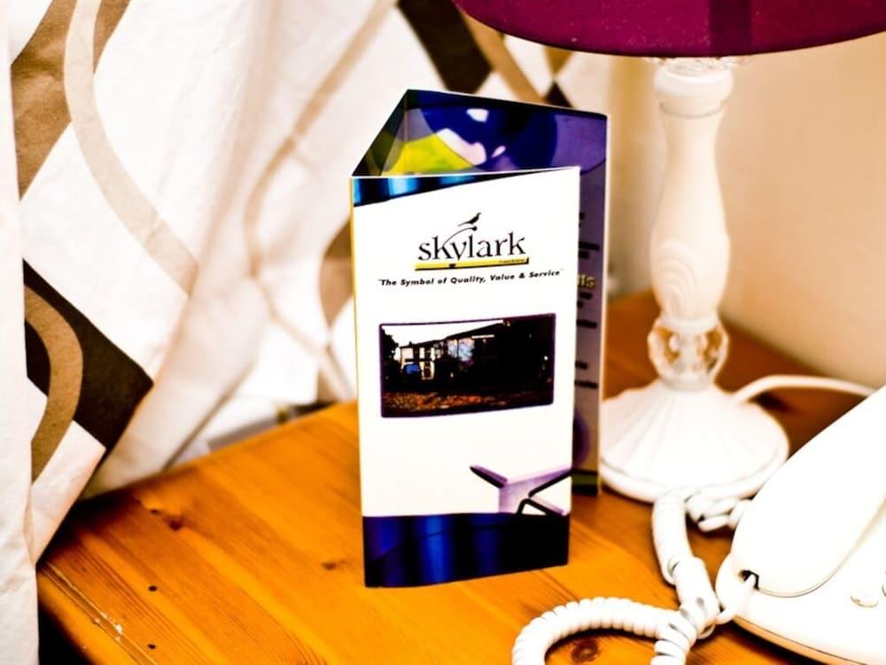 Skylark Guest House Хаунслоу Екстериор снимка