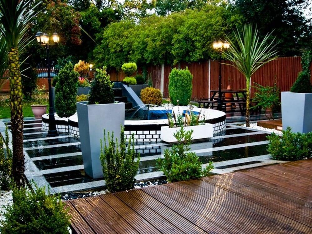 Skylark Guest House Хаунслоу Екстериор снимка