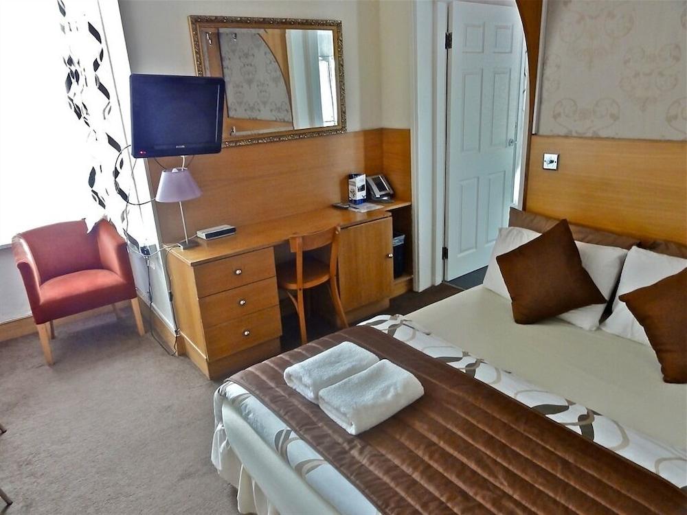 Skylark Guest House Хаунслоу Екстериор снимка