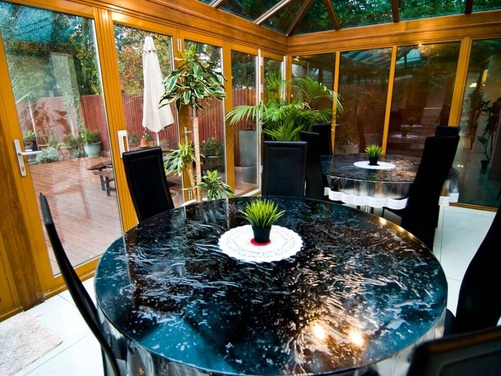 Skylark Guest House Хаунслоу Екстериор снимка