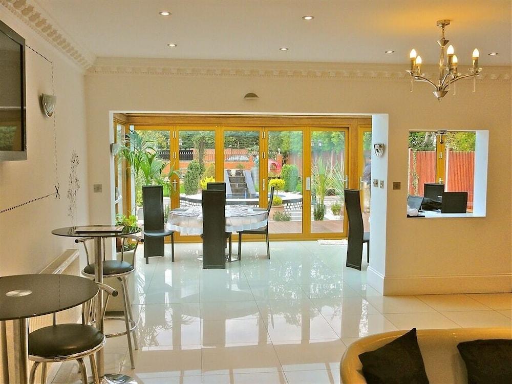 Skylark Guest House Хаунслоу Екстериор снимка