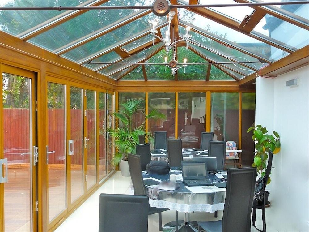 Skylark Guest House Хаунслоу Екстериор снимка