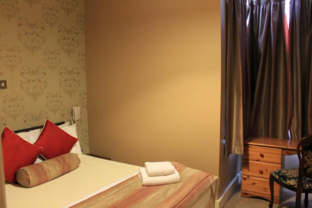 Skylark Guest House Хаунслоу Стая снимка