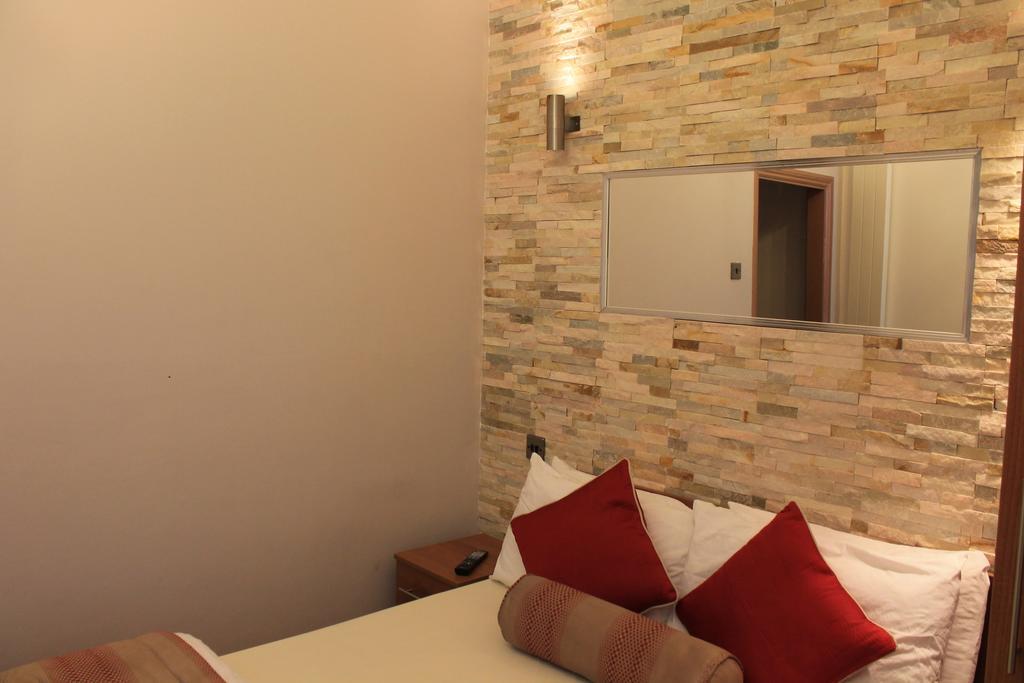 Skylark Guest House Хаунслоу Стая снимка