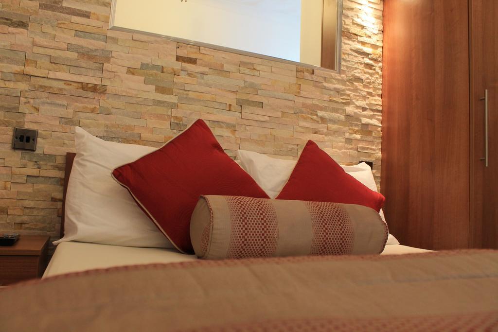Skylark Guest House Хаунслоу Стая снимка