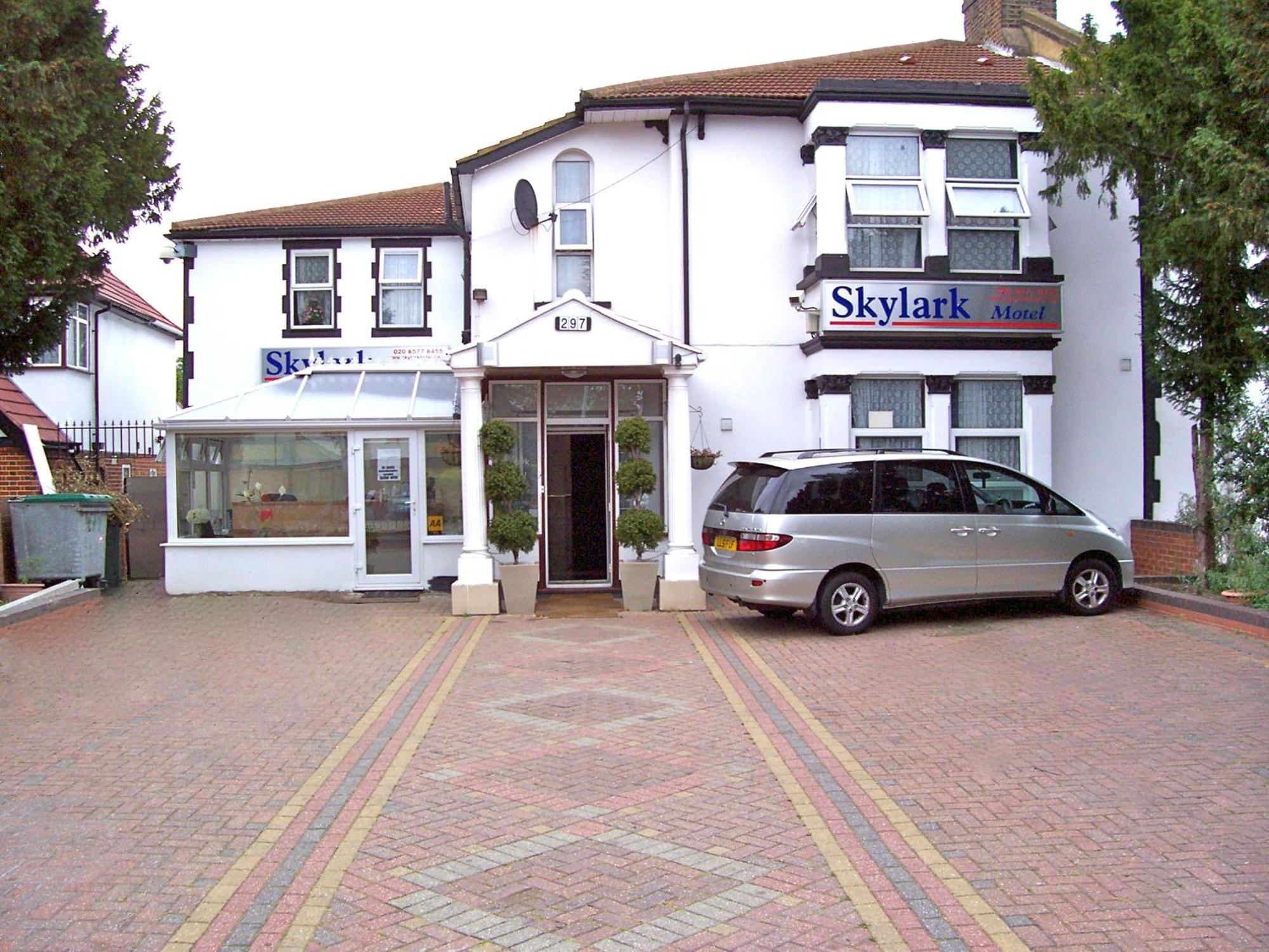Skylark Guest House Хаунслоу Екстериор снимка