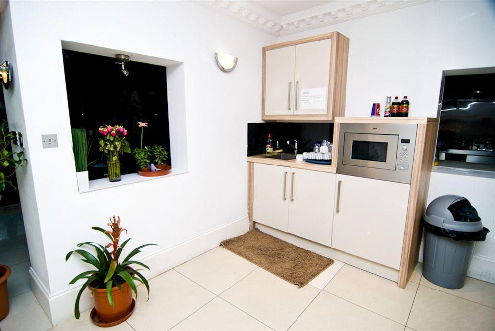 Skylark Guest House Хаунслоу Екстериор снимка