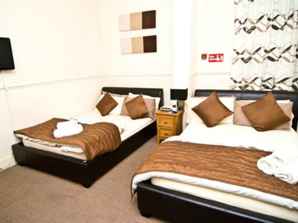 Skylark Guest House Хаунслоу Екстериор снимка