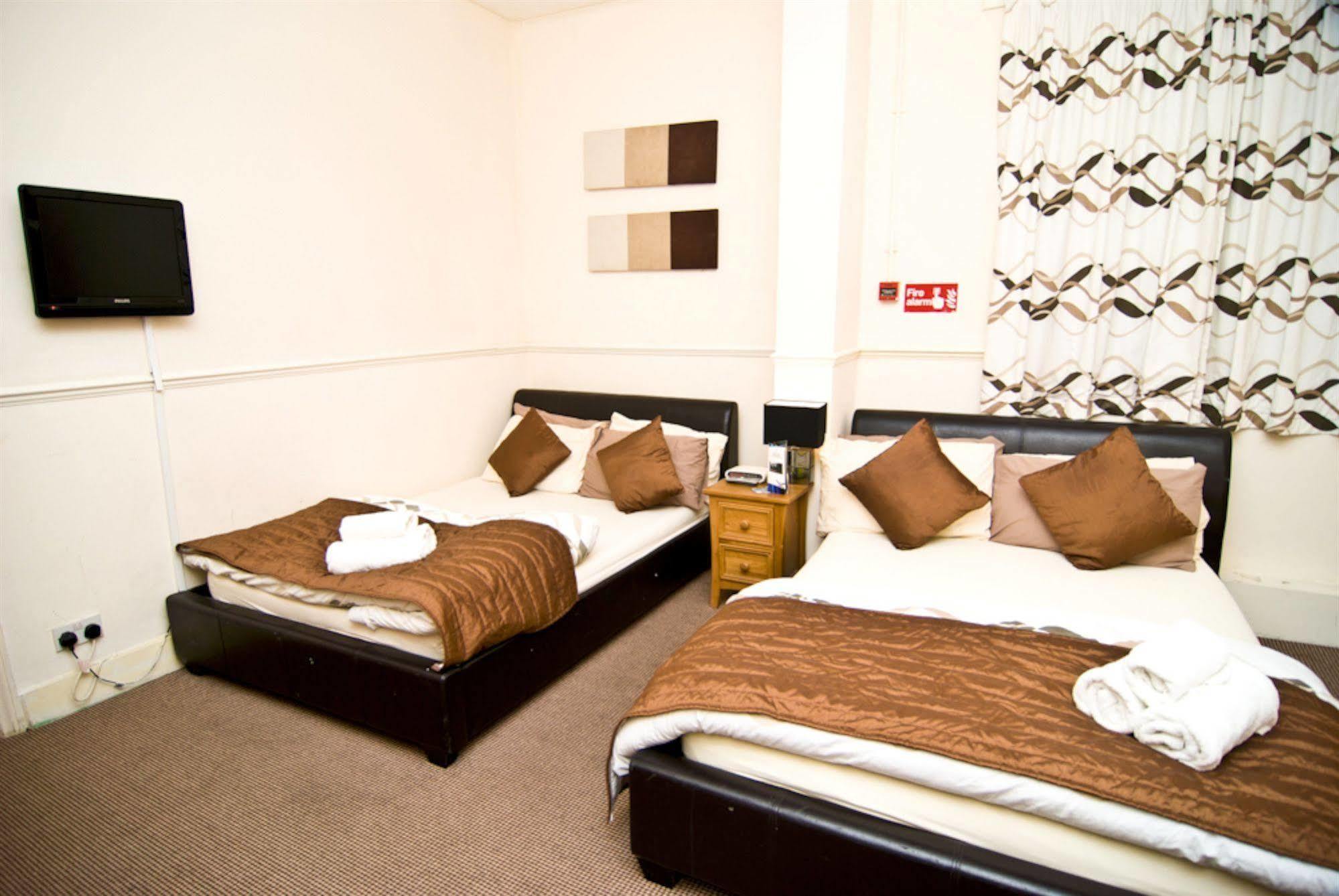 Skylark Guest House Хаунслоу Екстериор снимка