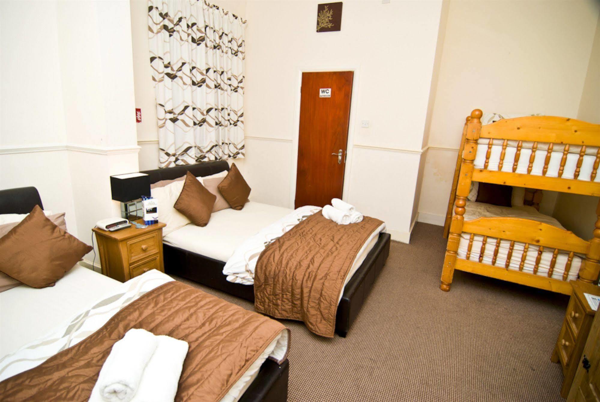 Skylark Guest House Хаунслоу Екстериор снимка