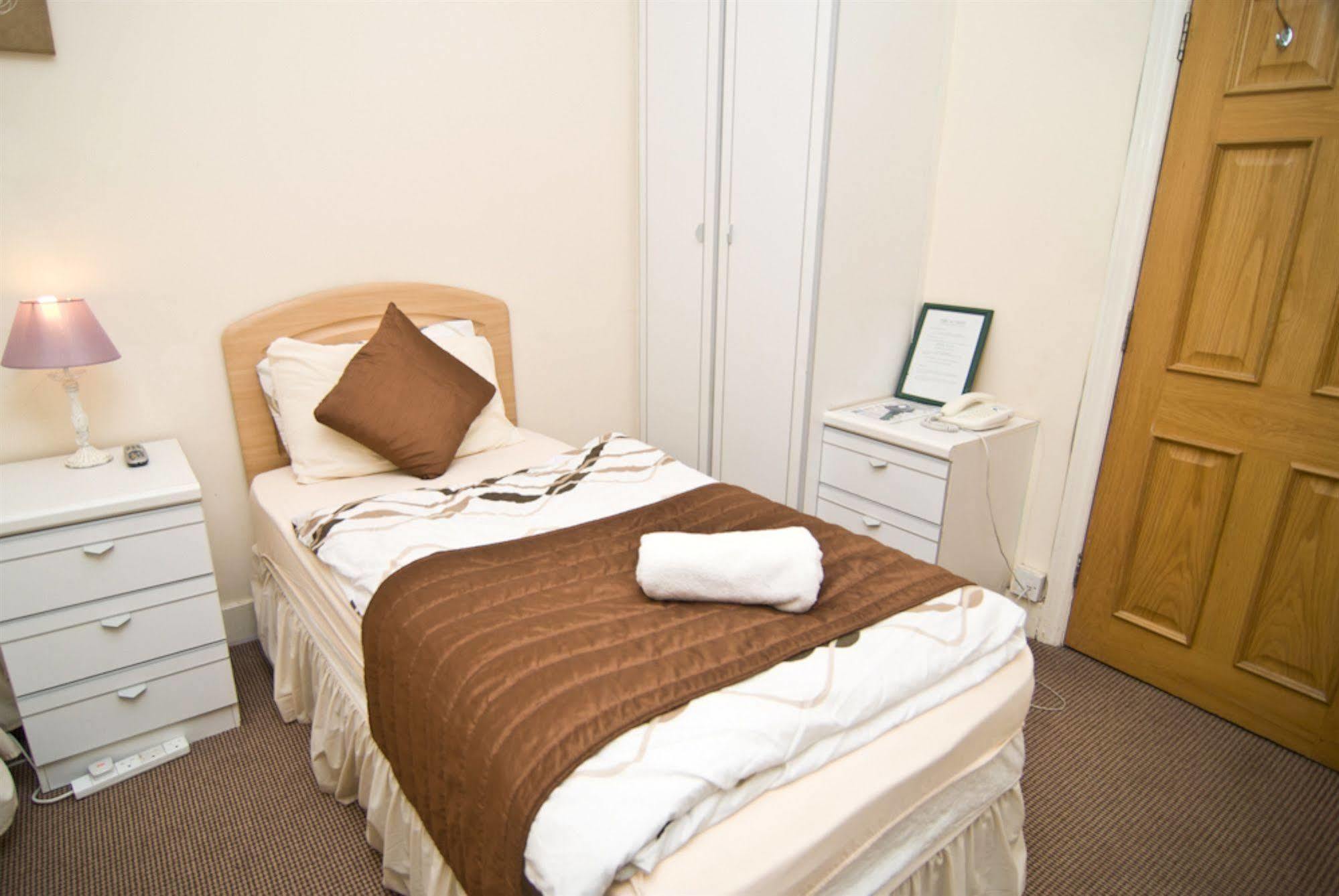 Skylark Guest House Хаунслоу Екстериор снимка