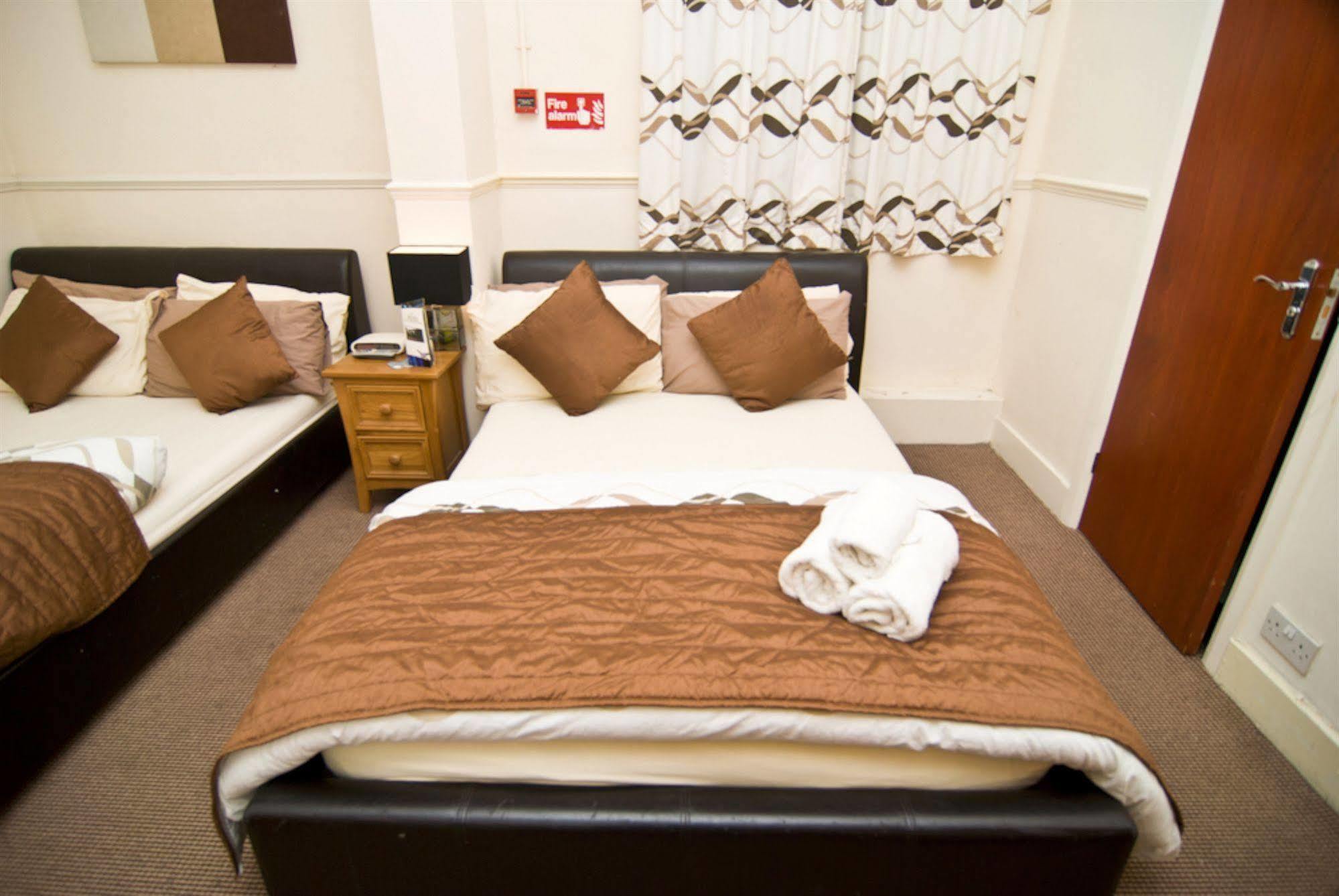 Skylark Guest House Хаунслоу Екстериор снимка