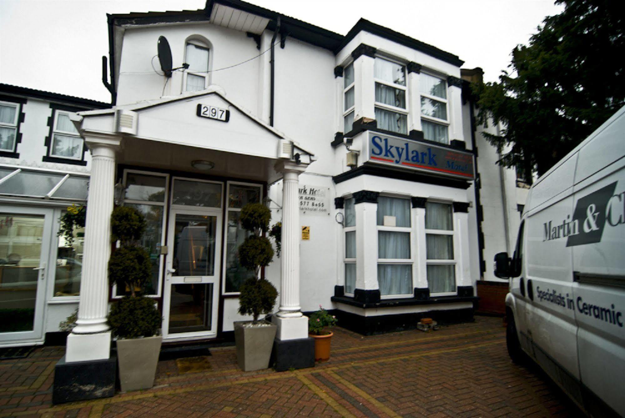 Skylark Guest House Хаунслоу Екстериор снимка