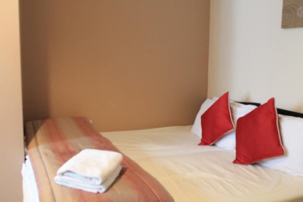 Skylark Guest House Хаунслоу Стая снимка