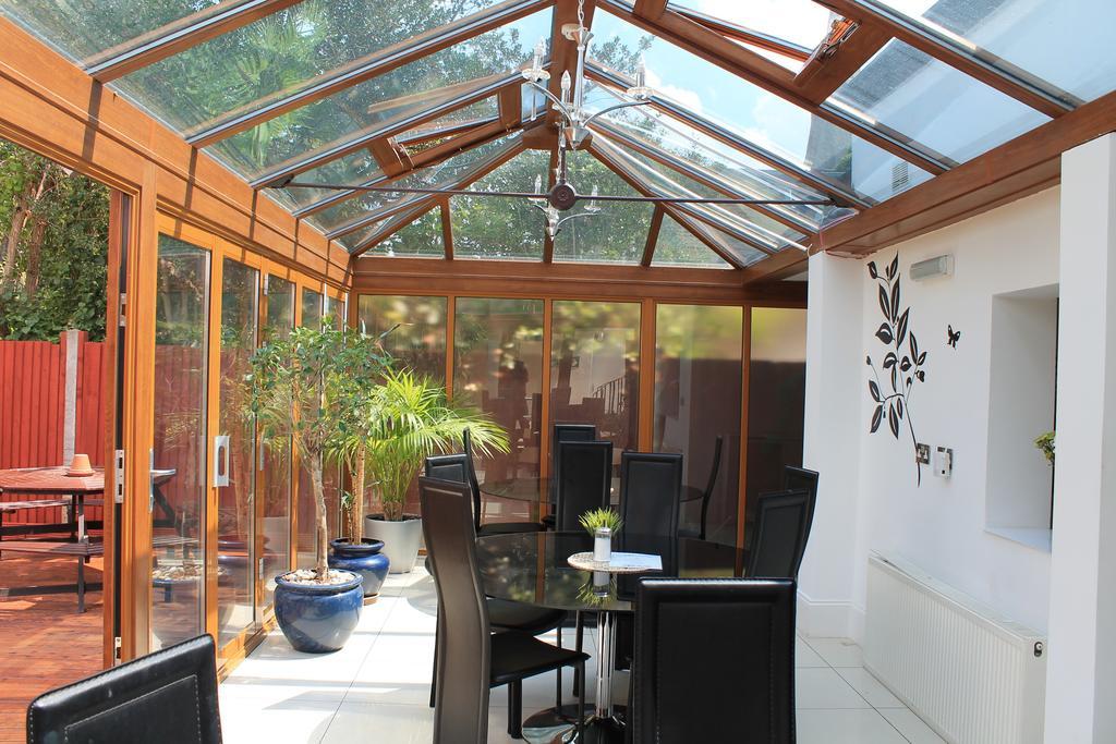 Skylark Guest House Хаунслоу Екстериор снимка