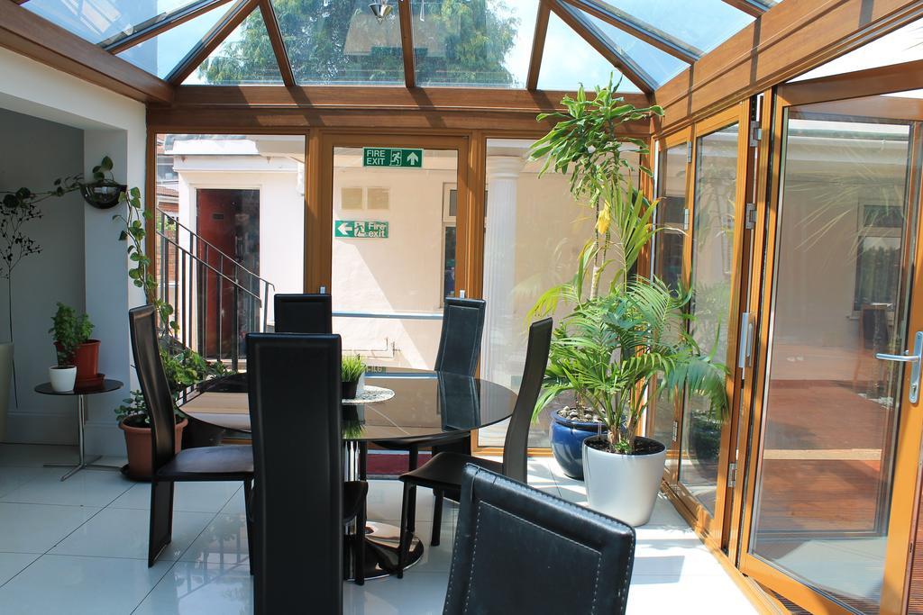 Skylark Guest House Хаунслоу Екстериор снимка