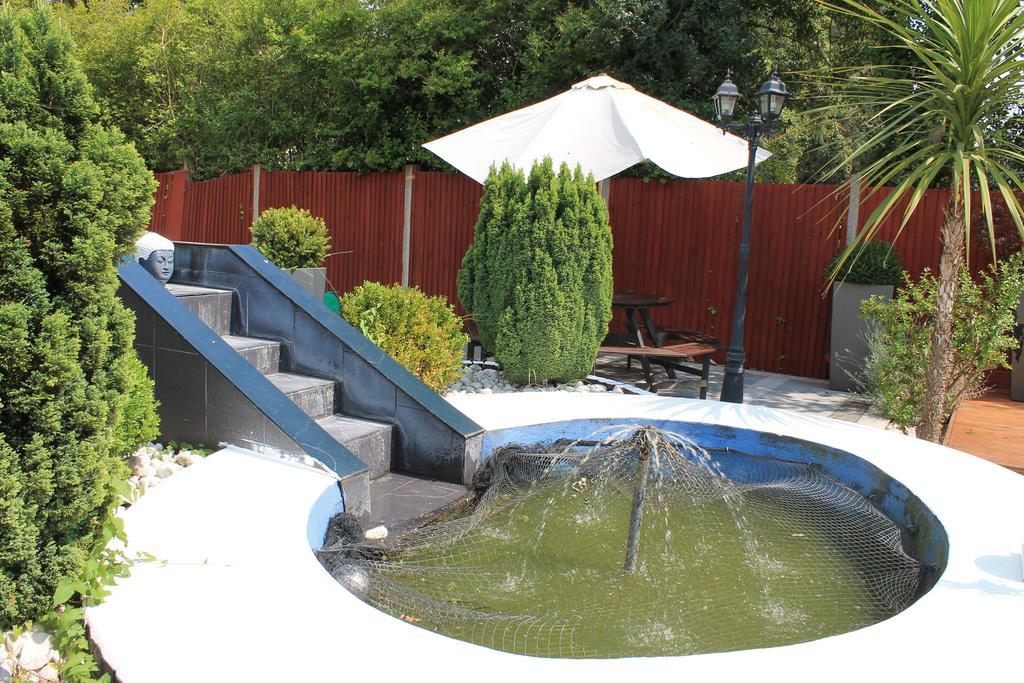 Skylark Guest House Хаунслоу Екстериор снимка