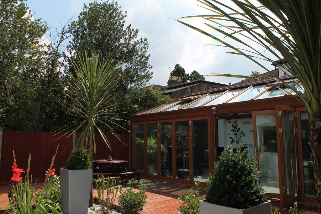Skylark Guest House Хаунслоу Екстериор снимка