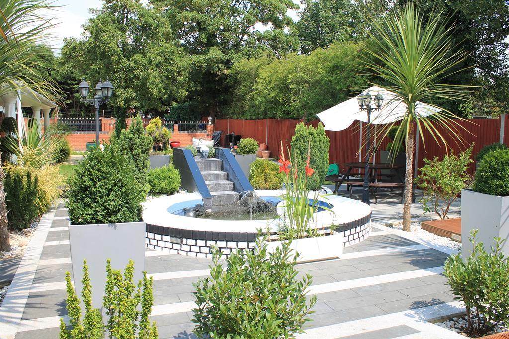 Skylark Guest House Хаунслоу Екстериор снимка