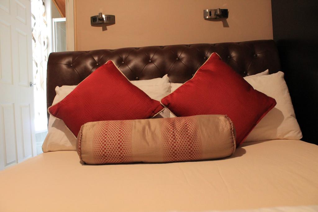 Skylark Guest House Хаунслоу Екстериор снимка
