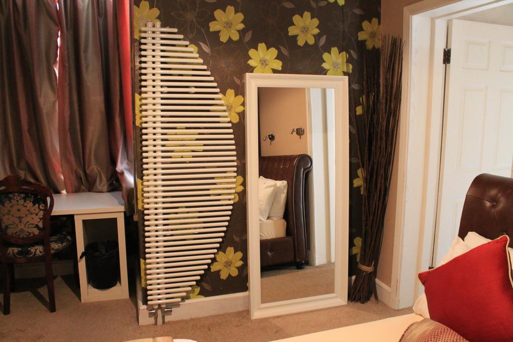 Skylark Guest House Хаунслоу Екстериор снимка